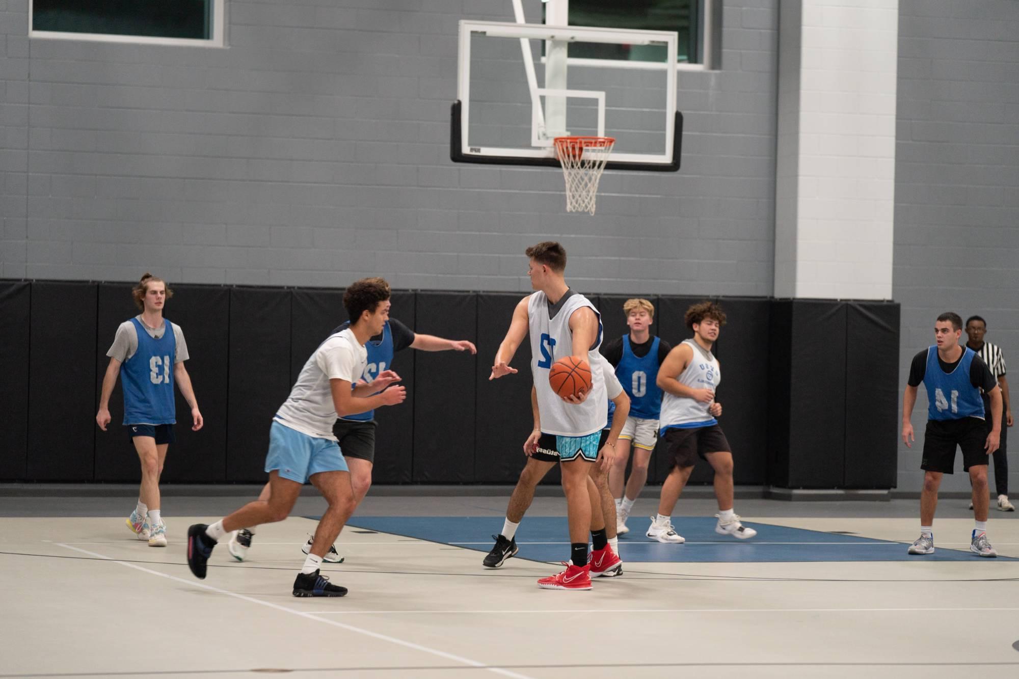 basketball player handing off ball to teammate